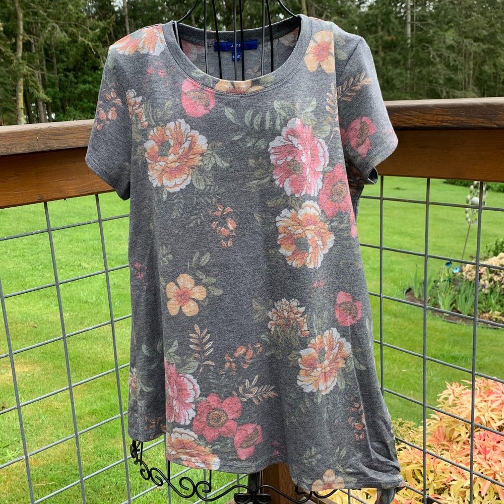 Apt. 9 Ladies size Medium Gray Floral Short Sleeve T-Shirt with Side Tie